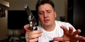 Rewolwer kontra pistolet.